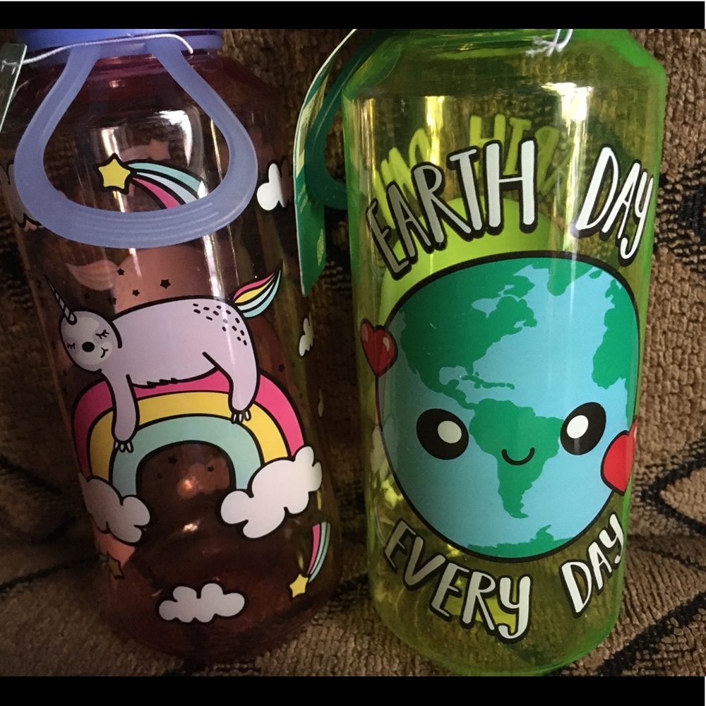 NWT 2 Kids carry n go water bottles. Adorable 🥰